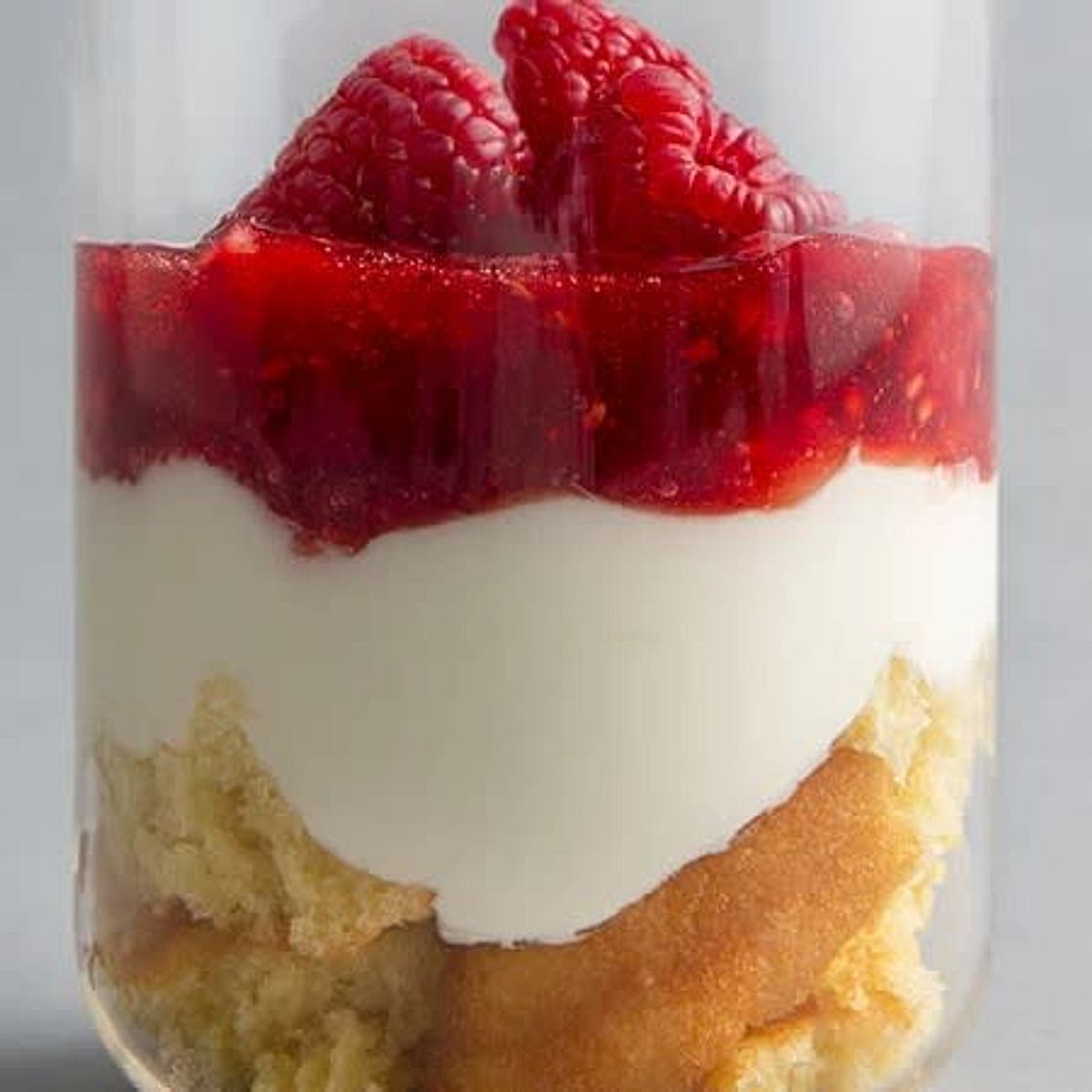 Triffle aux madeleines, yaourt et framboises