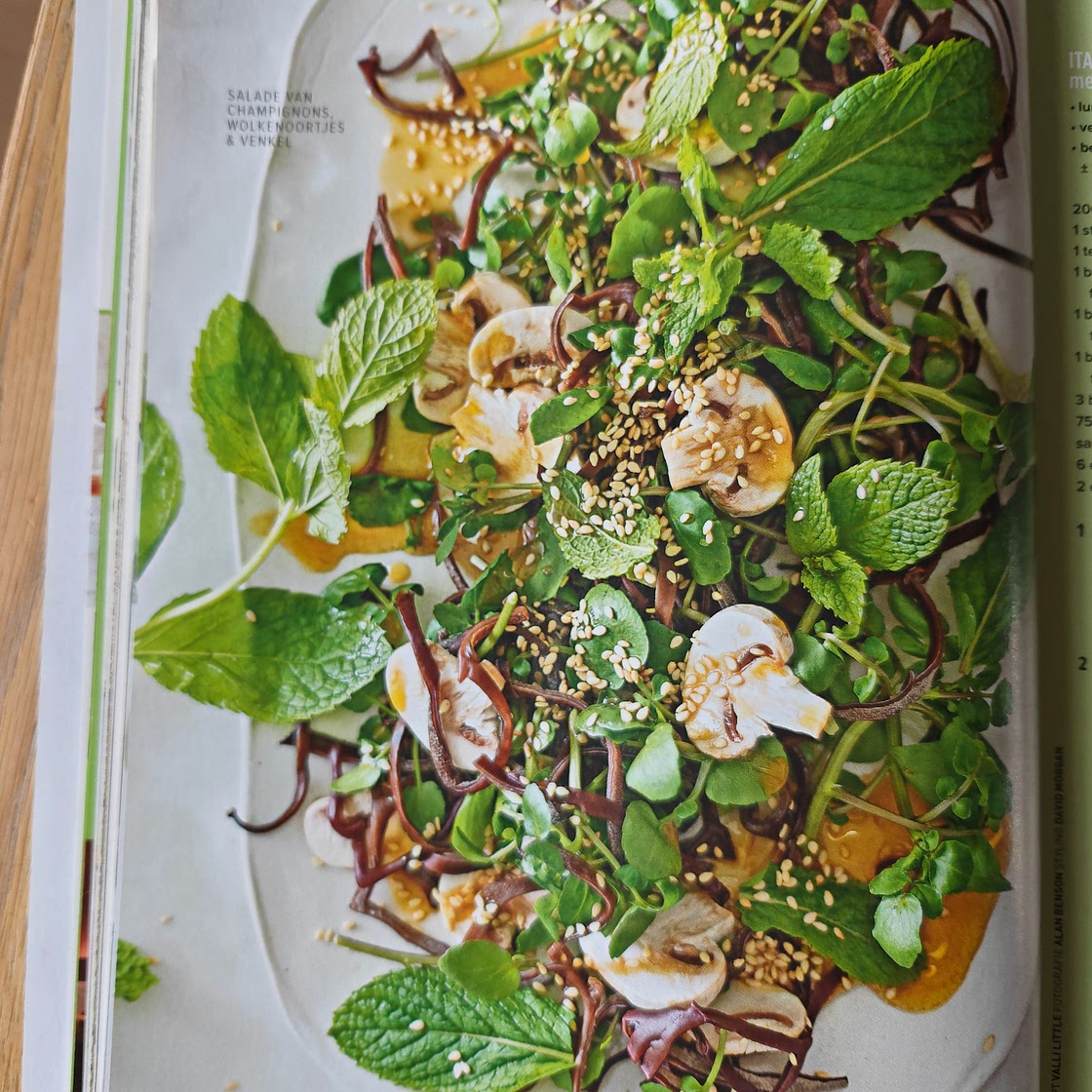 Salade van champignons,  wolkenoortjes en venkel