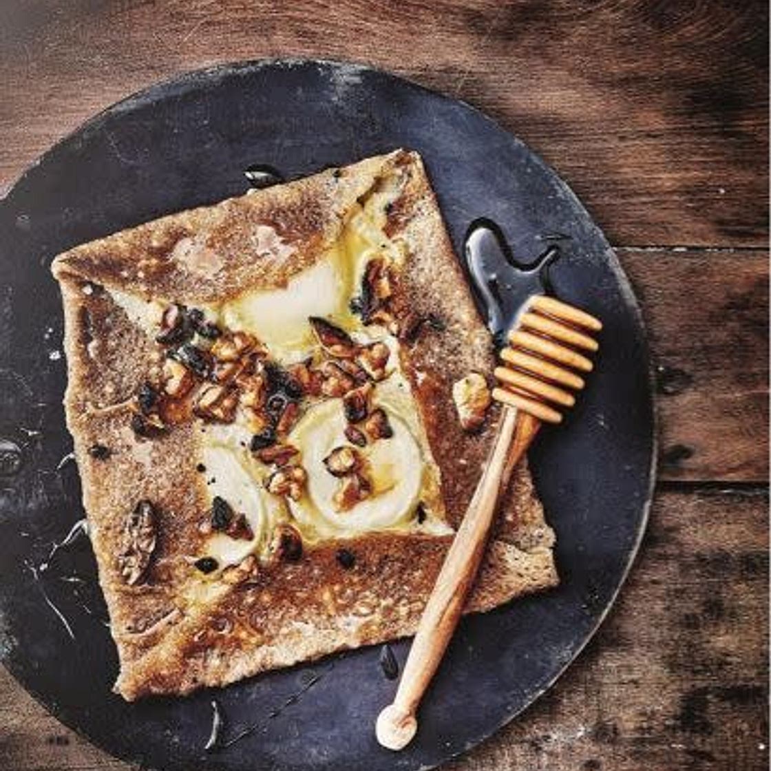 Galette chèvre, miel et pommes caramélisées