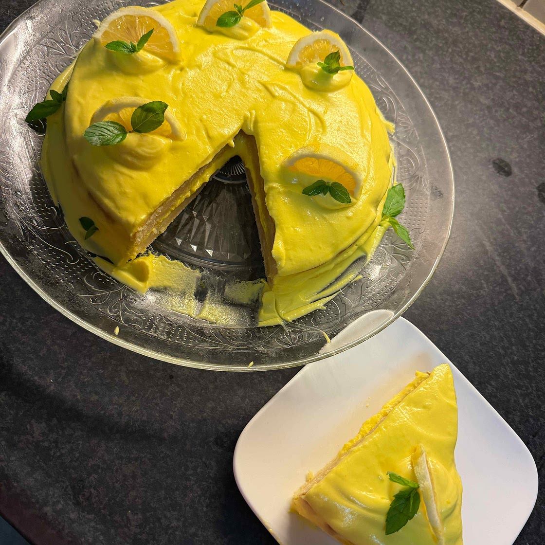 Lemon Cake w/ Lemon Curd and Mascarpone Whipped cream 🍋