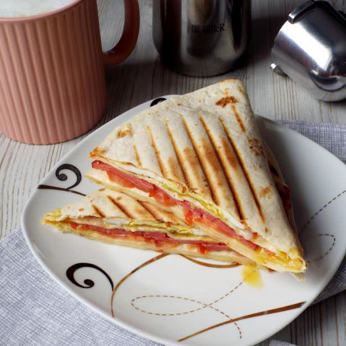 Lavash with tomatos and eggs