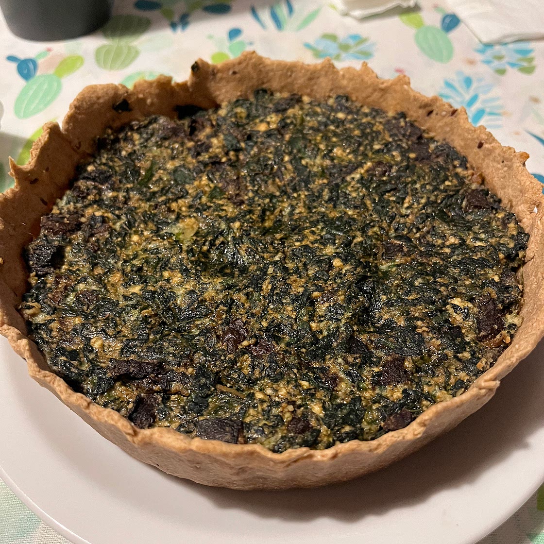 Tarta de espinaca y hongos secos