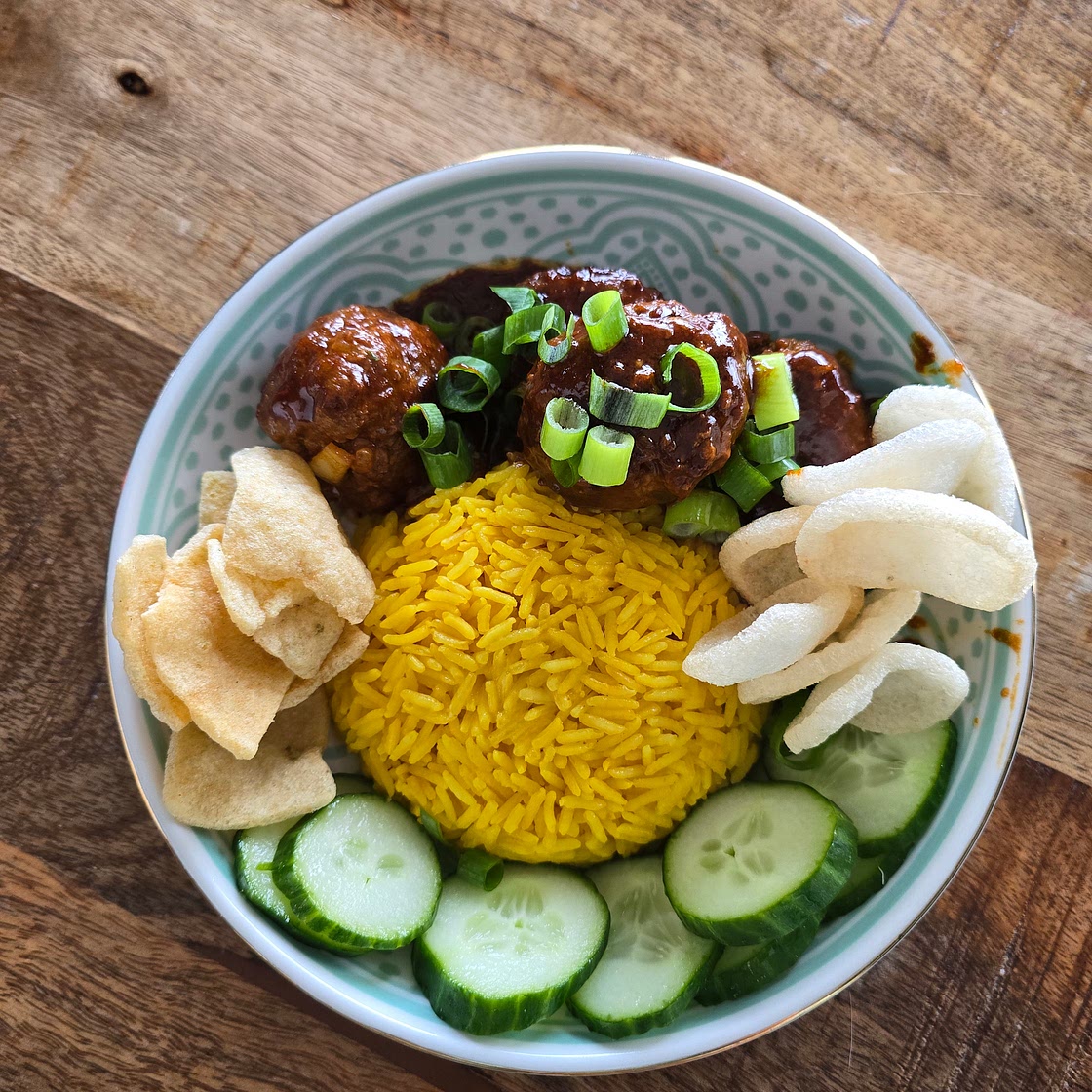 Indische balletjes met nasi kuning