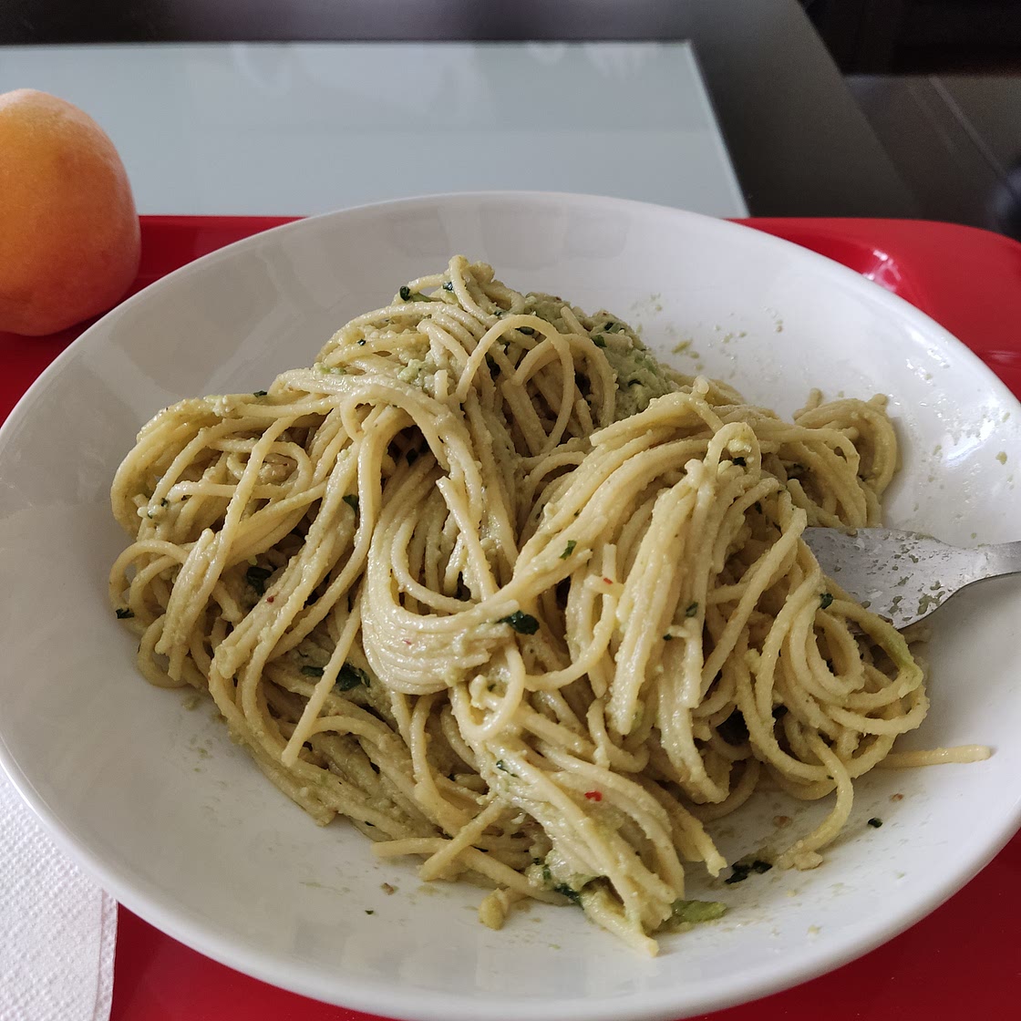 Espaguetis con pesto de aguacate