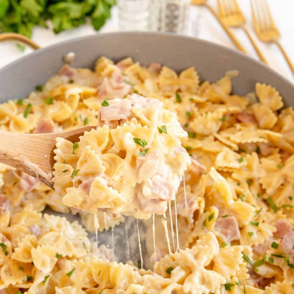One Skillet Ham & Cheese Pasta