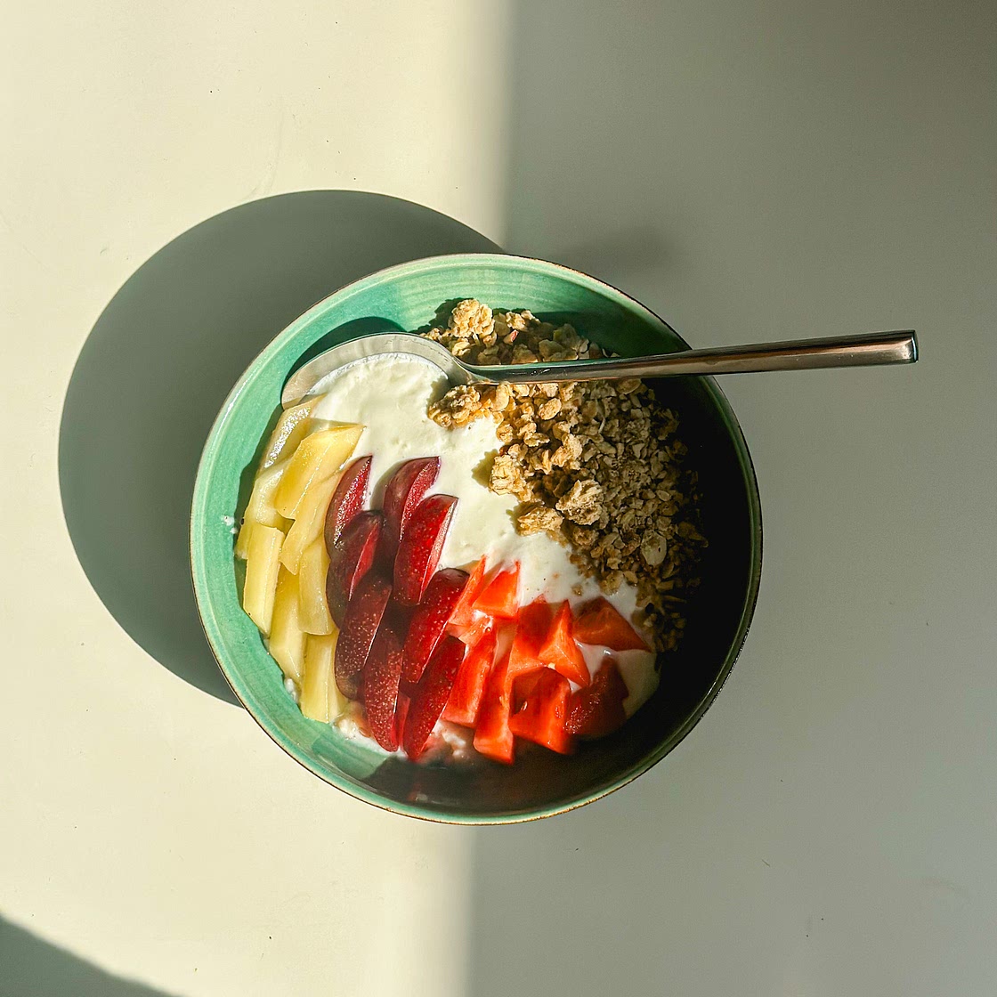 Porridge-Bowl mit Knuspermüsli, Obst und Joghurt