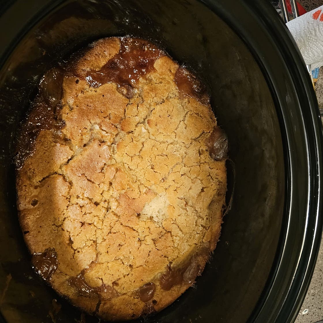 SLOW COOKER PEACH COBBLER