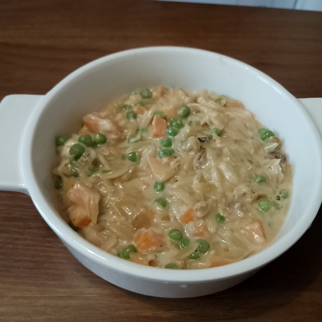 Orzo crémeux aux petits pois et saumon.