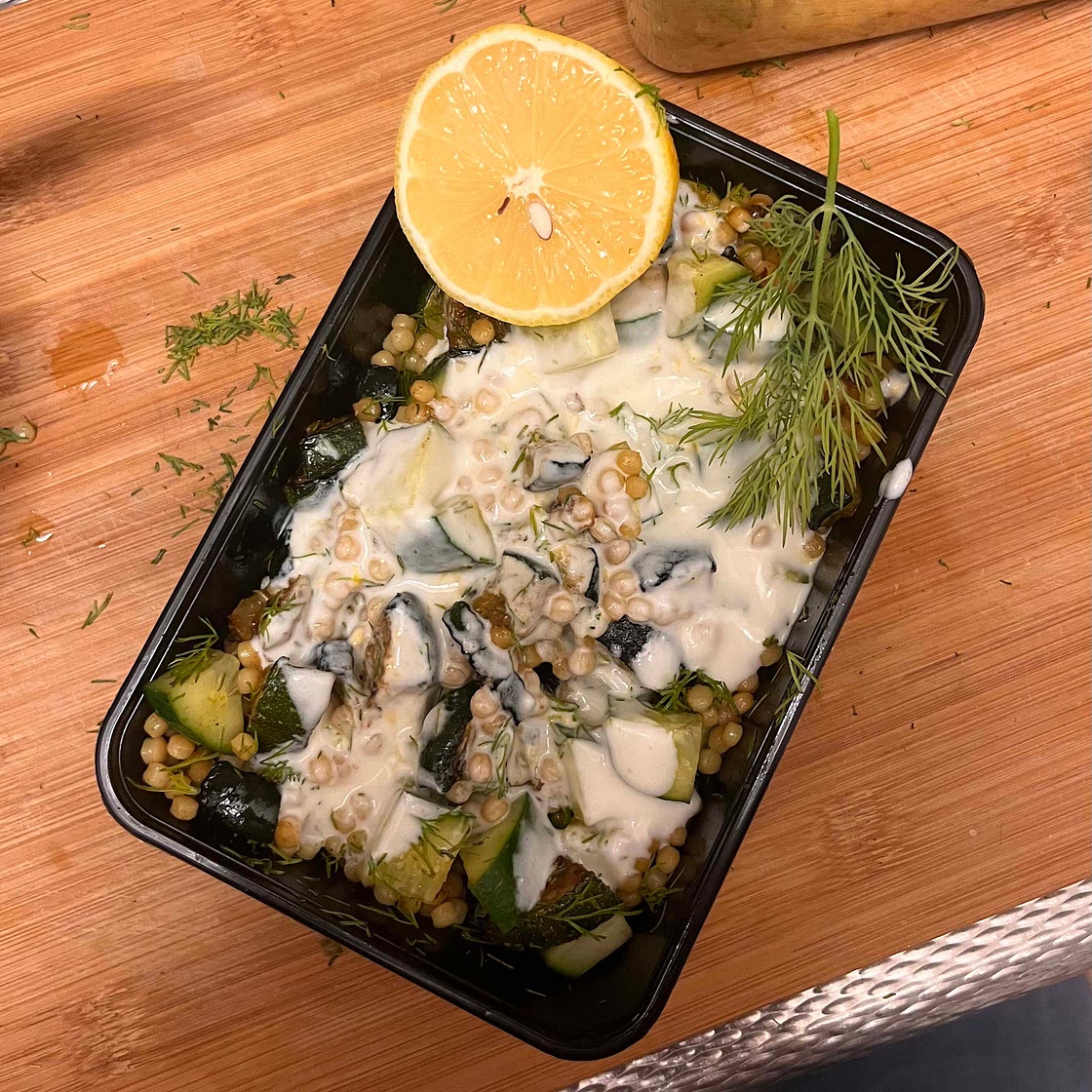 Parelcouscoussalade met courgette, dille en geitenkaasdressinf