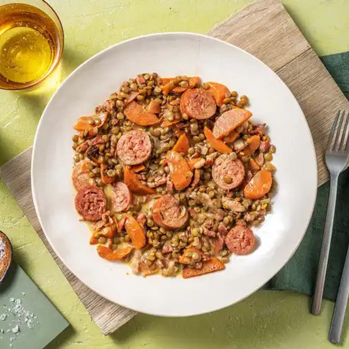 Saucisse-lentilles façon petit salé avec de l'oignon, de la carotte & des lardons