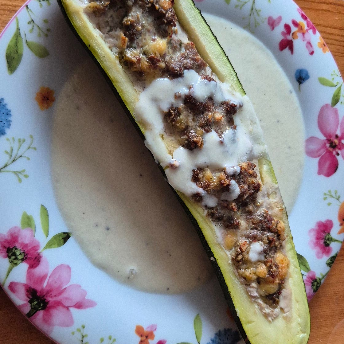 Gefüllte Zucchini mit Knoblauchsoße