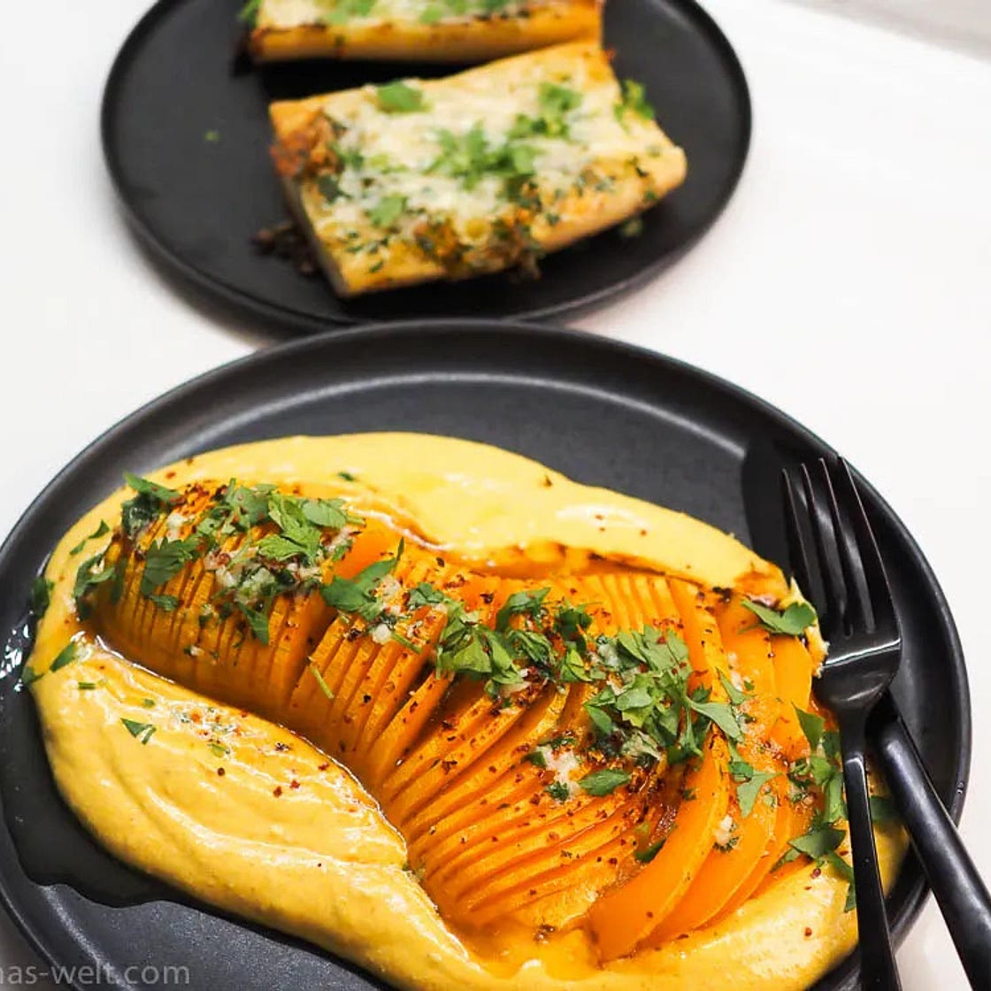 Gebackener Butternut-Kürbis auf Curry-Feta-Honig-Creme und Knoblauchbrot