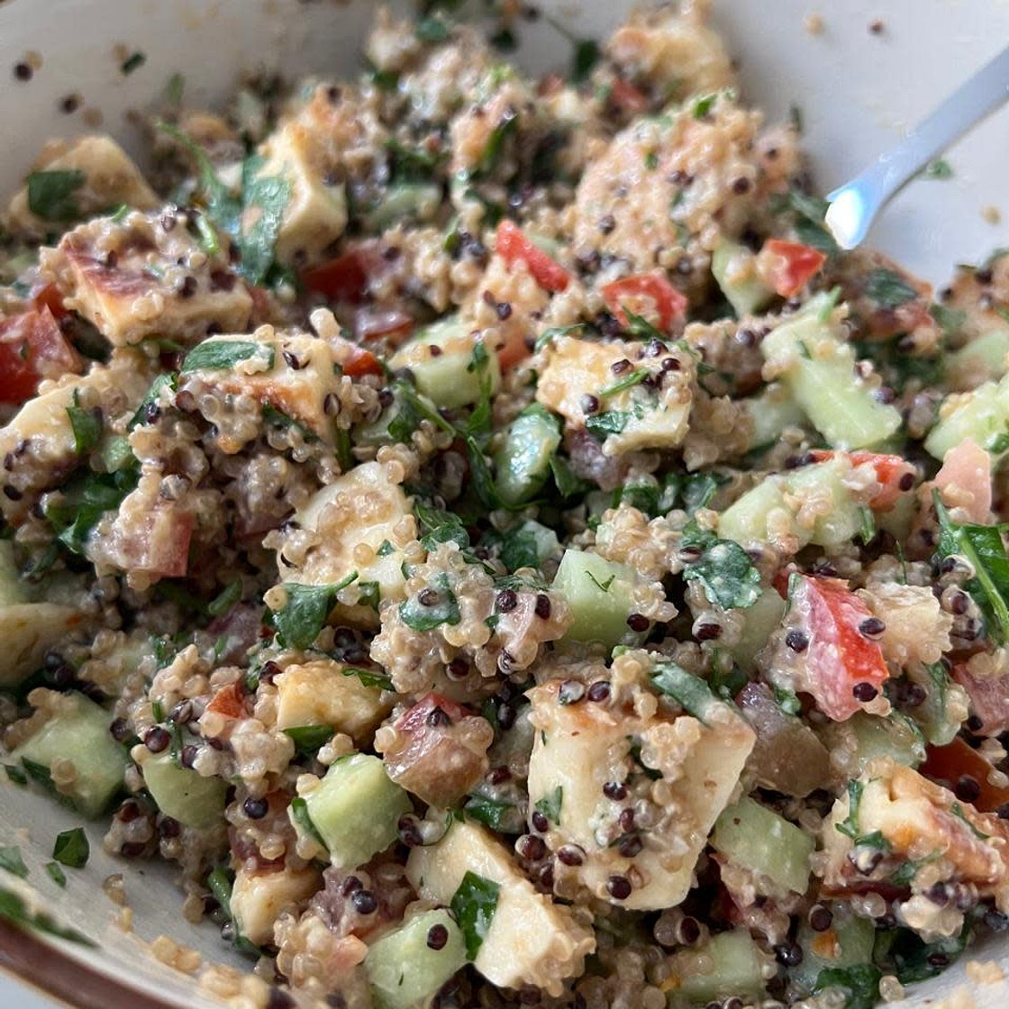 Ensalada de quinoa y halloumi