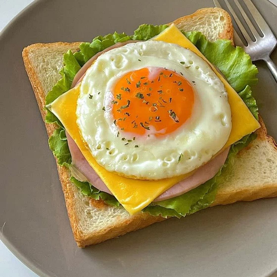 🥪 Sanduíche de ovo e salame