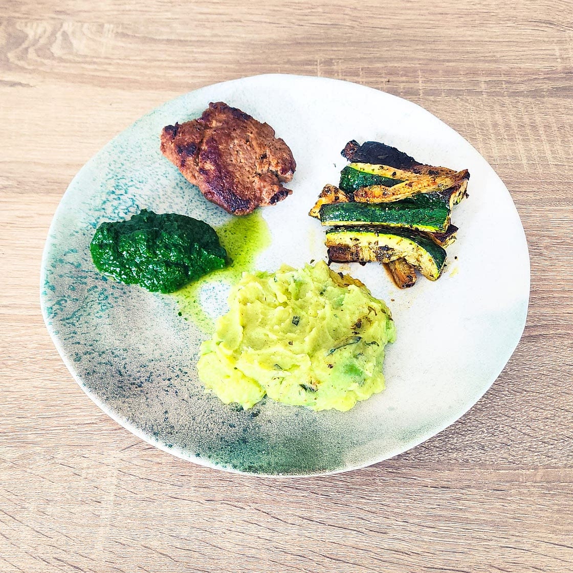 Burger et purée au fromage au pesto et basilic