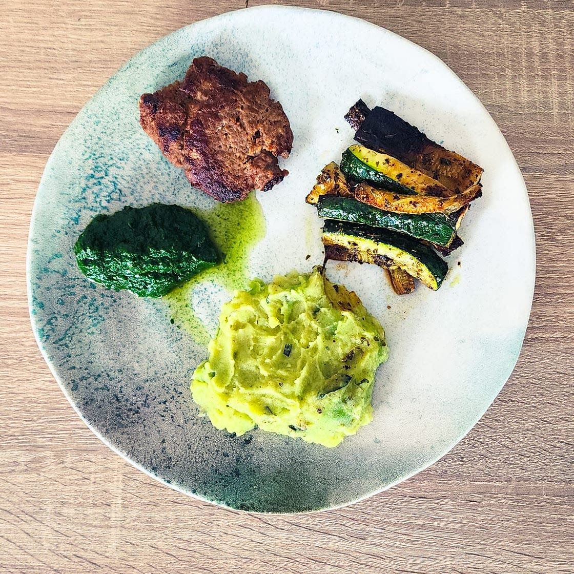 Burger et purée au fromage au pesto et basilic