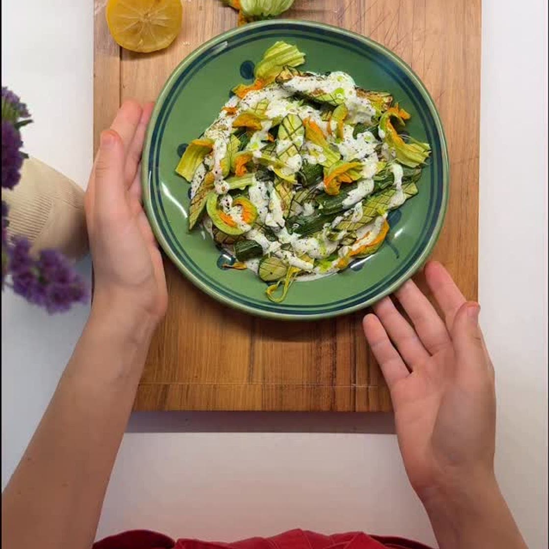 MALEDETTA INSALATIERA – ep. 7 – INSALATA DI ZUCCHINE, DRESSING ALLO YOGURT E ZAATAR 🤤 Diciamocelo, l’amore per le zucchine accomuna più o meno tutti. Questa versione, però, vi farà letteralmente perdere la testa: fresca, delicata, genuina, tutto ciò che s