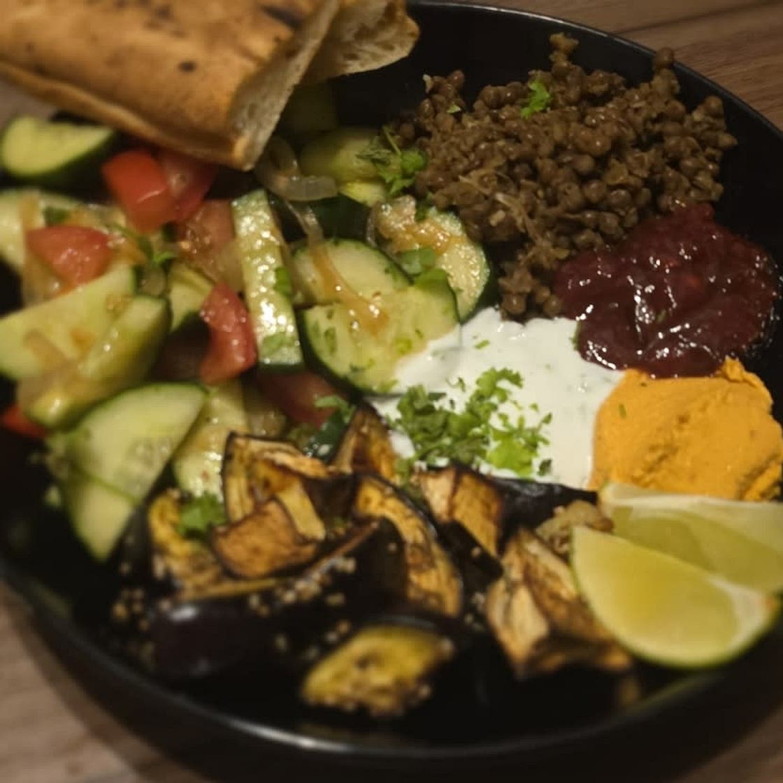 Hummus-Bowl mit Sesamaubergine mindestens -20% Kalorien im Vergleich zu den anderen Rezepten