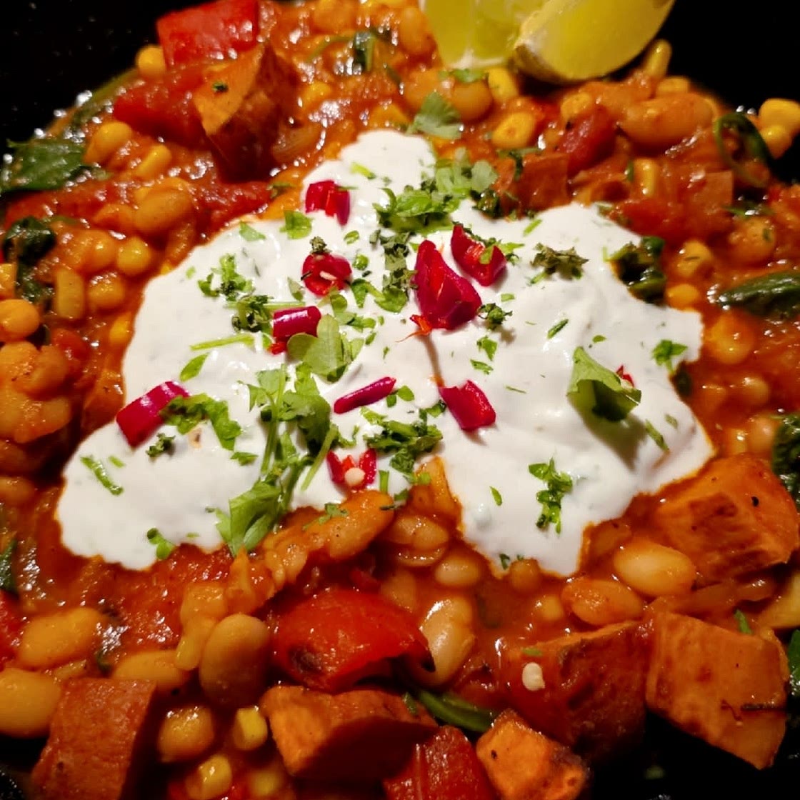 Rauchiges Süßkartoffel-Chili mit Babyspinat mindestens -20% Kalorien im Vergleich zu den anderen Rezepten