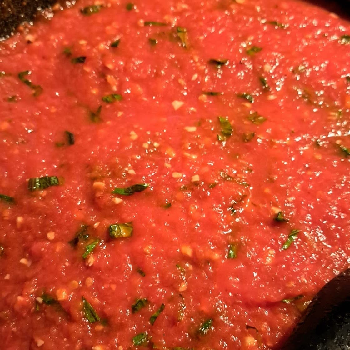 Fresh Tomato Sauce with Basil and Garlic
