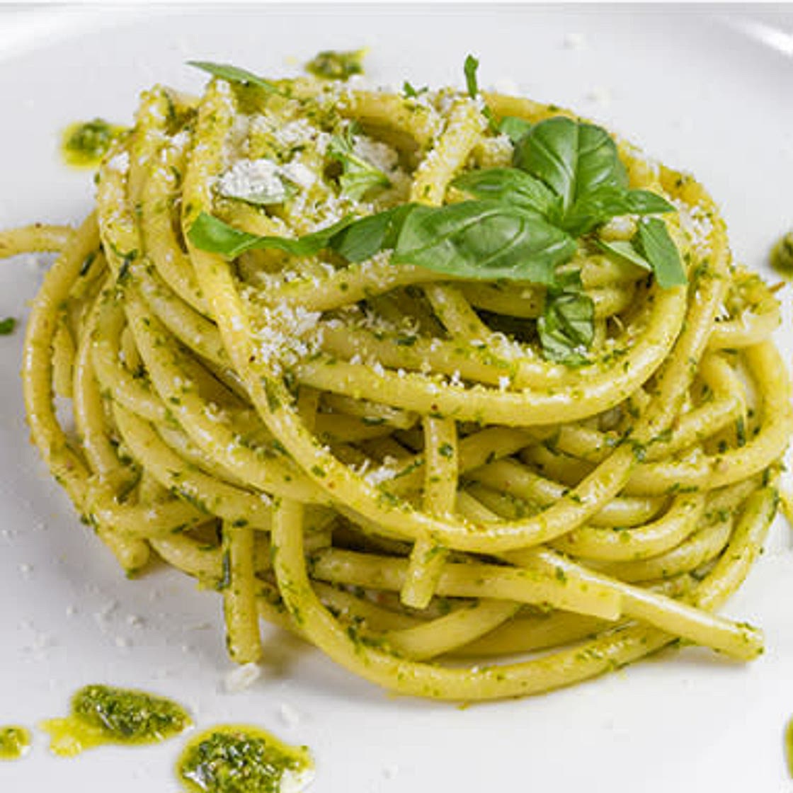 Macarrão espaguete com molho pesto simplificado