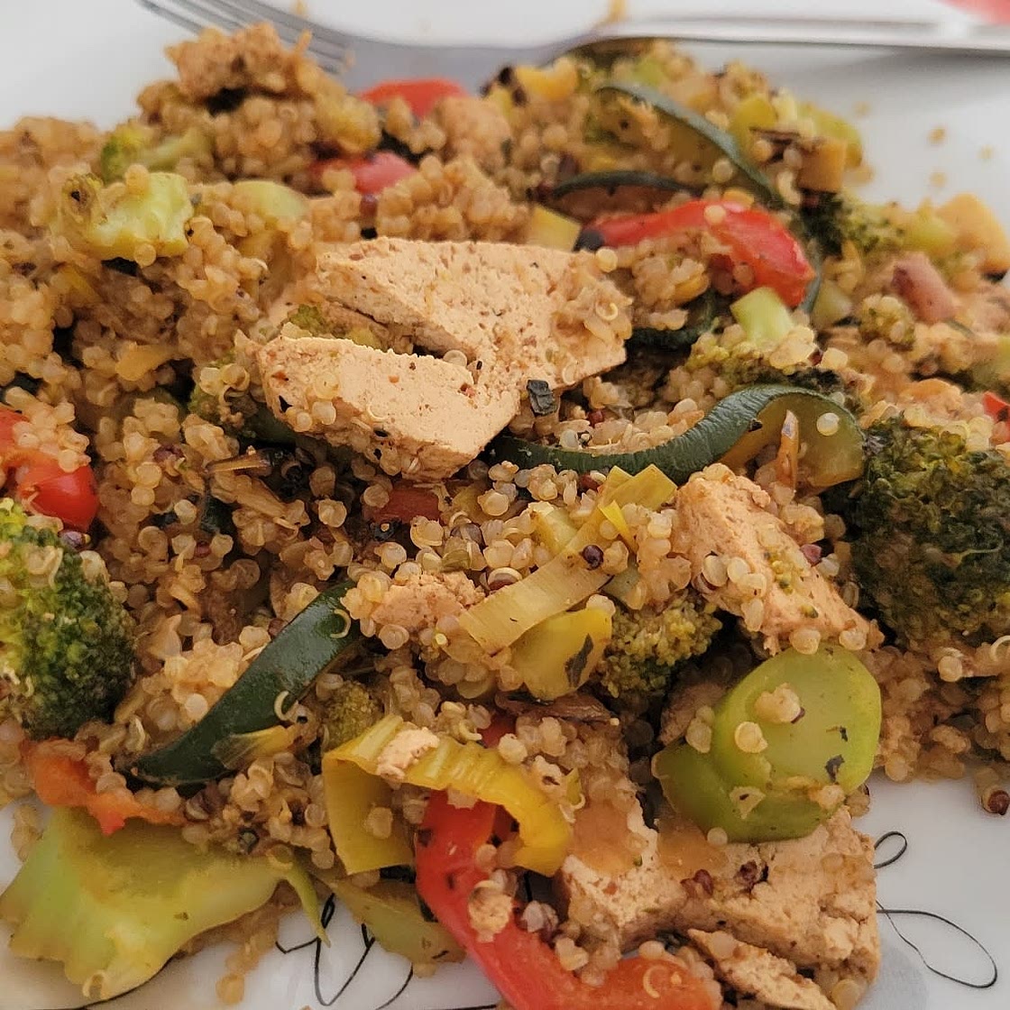 Tofu Salteado con Verduras y Arroz