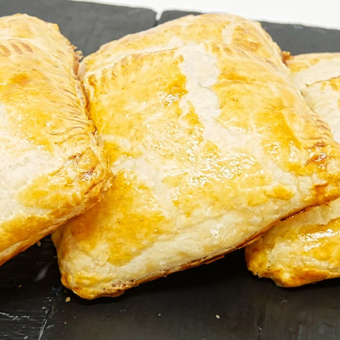 NAPOLITANAS DE HOJALDRE CON JAMON COCIDO Y QUESO.