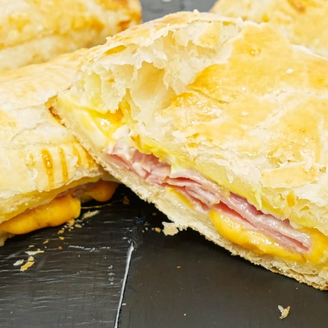 NAPOLITANAS DE HOJALDRE CON JAMON COCIDO Y QUESO.
