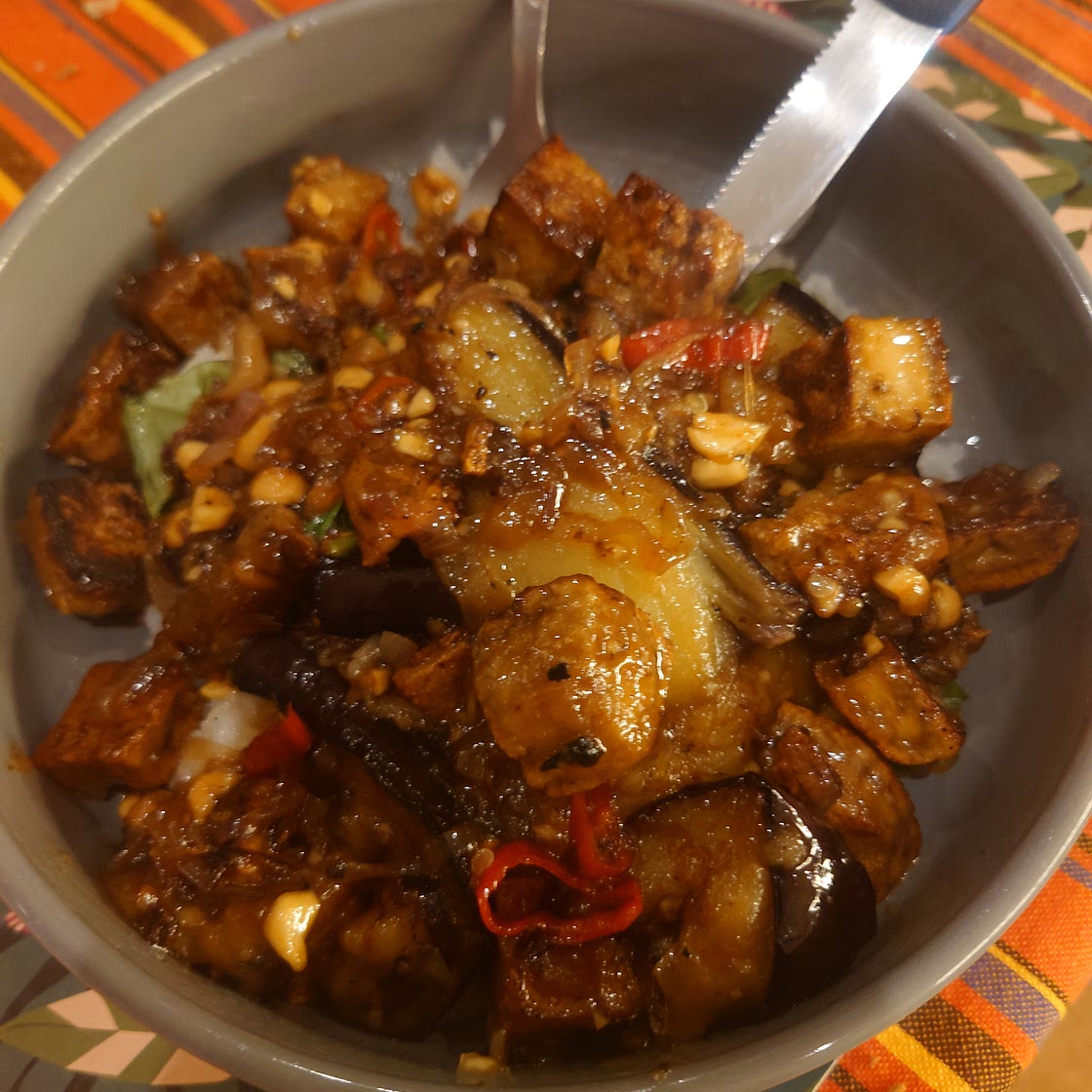 Stir-fried aubergines with tofu, cashew nuts and Thai basil