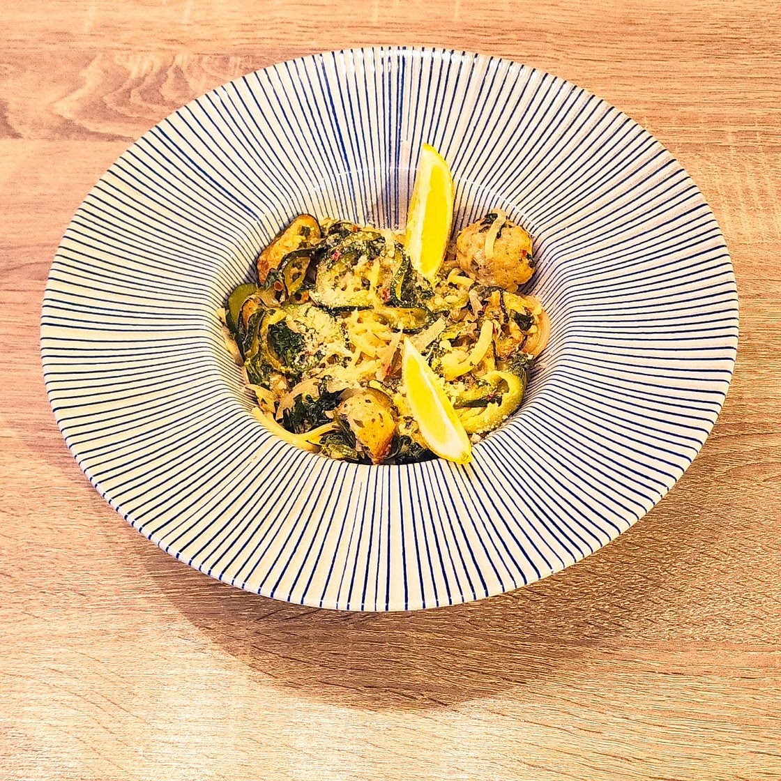 Boulettes de poulet et spaghetti en sauce crémeuse au citron