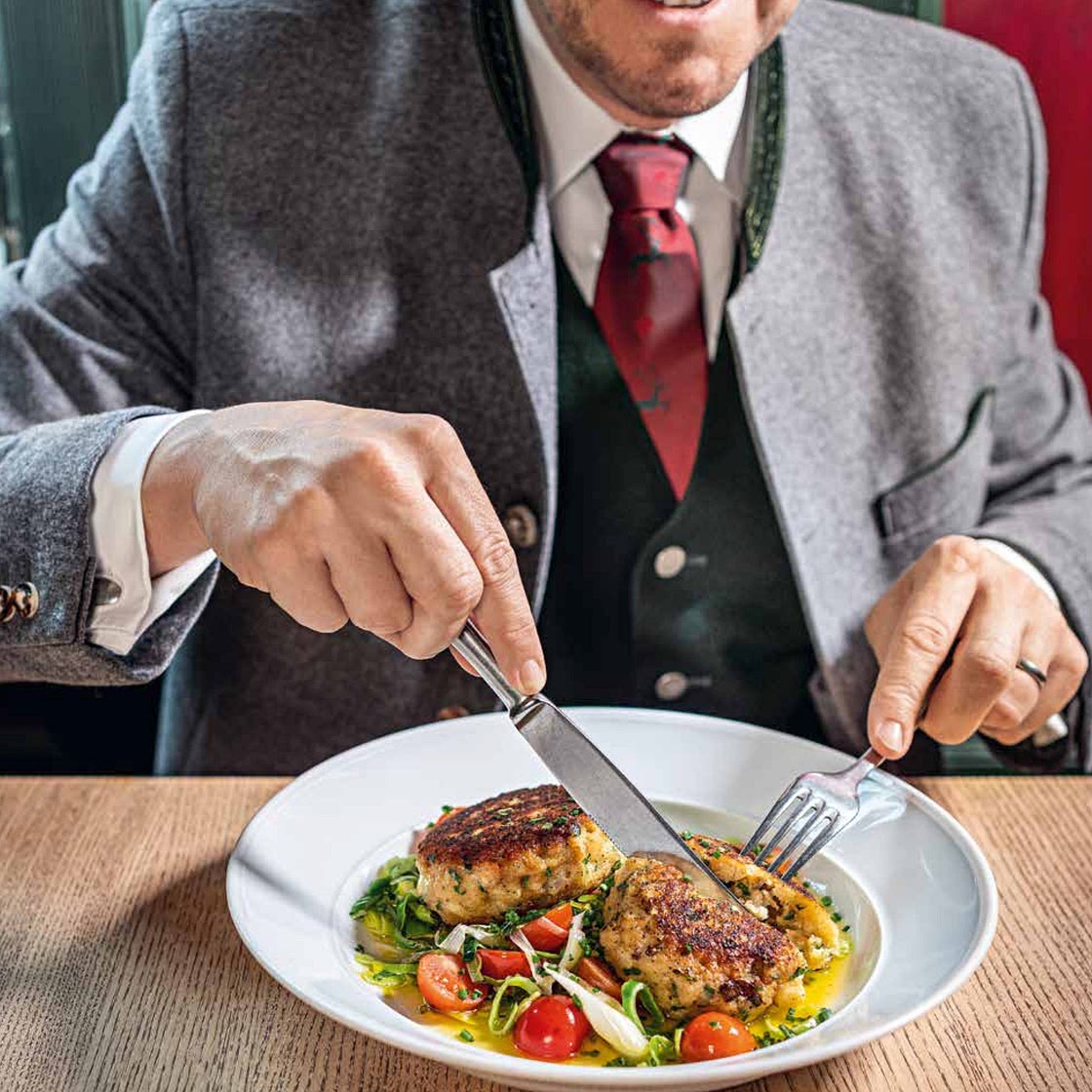 Kaspressknödel auf Lauch-Tomaten-Gemüse mit brauner Butter