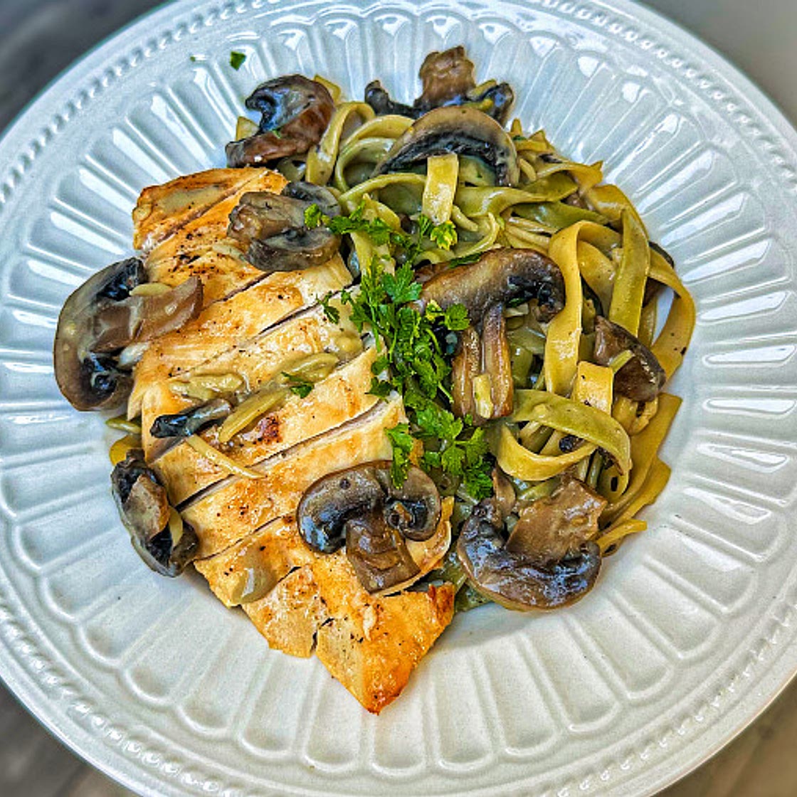 Fettuccine ve smetanové omáčce s krémovými žampiony a kuřecím masem
