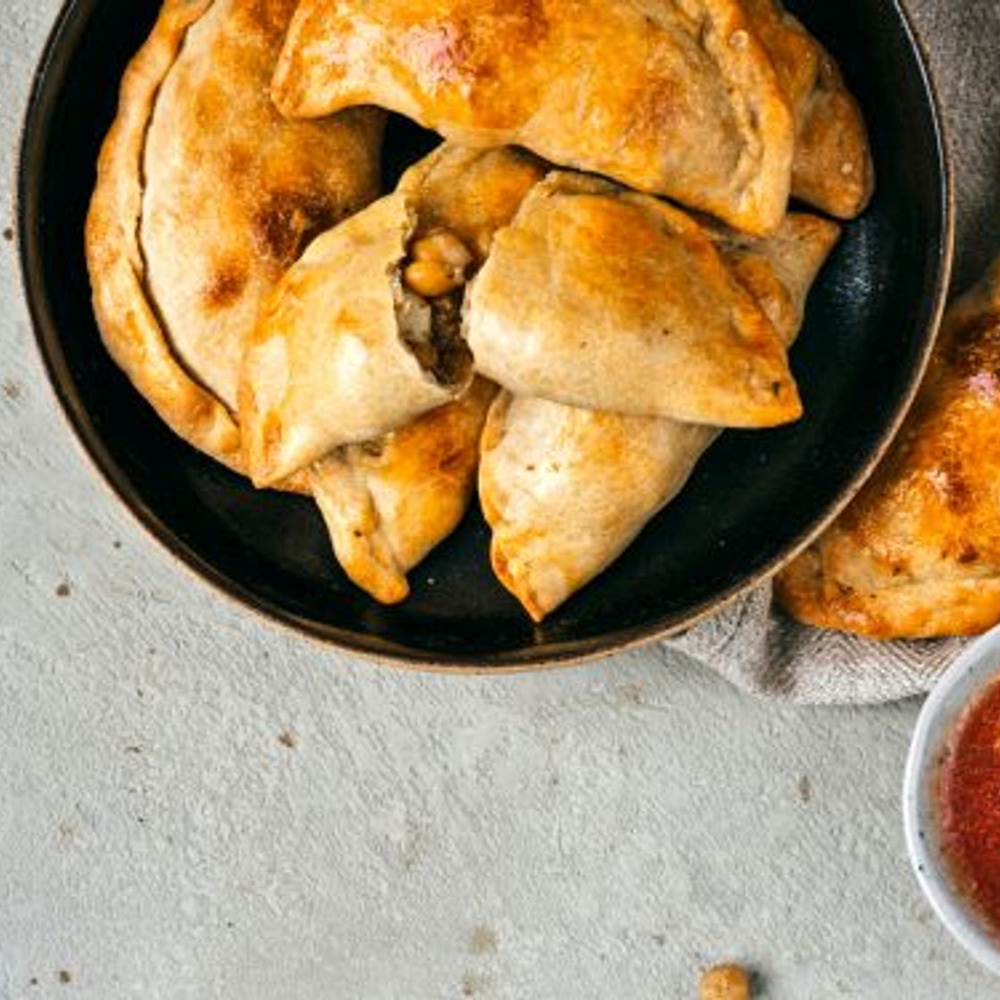 empanada’s met gekruide kikkererwten & pittige salsa