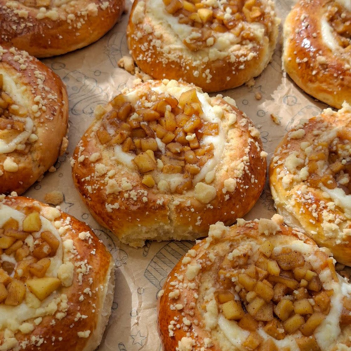 Apple Cinnamon Cream Cheese Buns (With Crumble!)