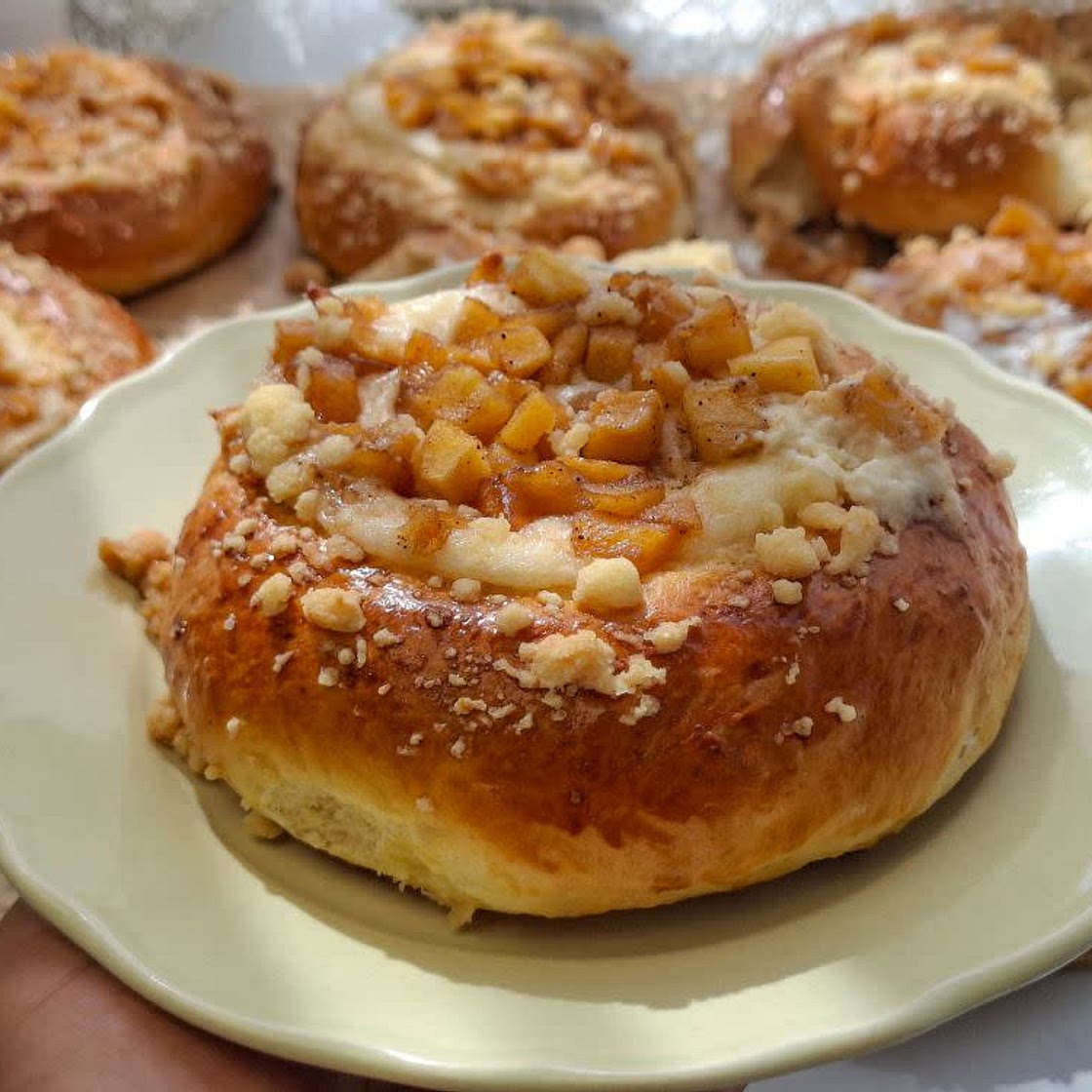 Apple Cinnamon Cream Cheese Buns (With Crumble!)