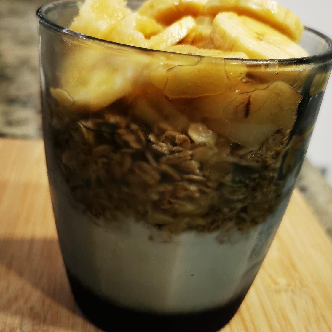Парафе с йогуртом, гранолой и бананом