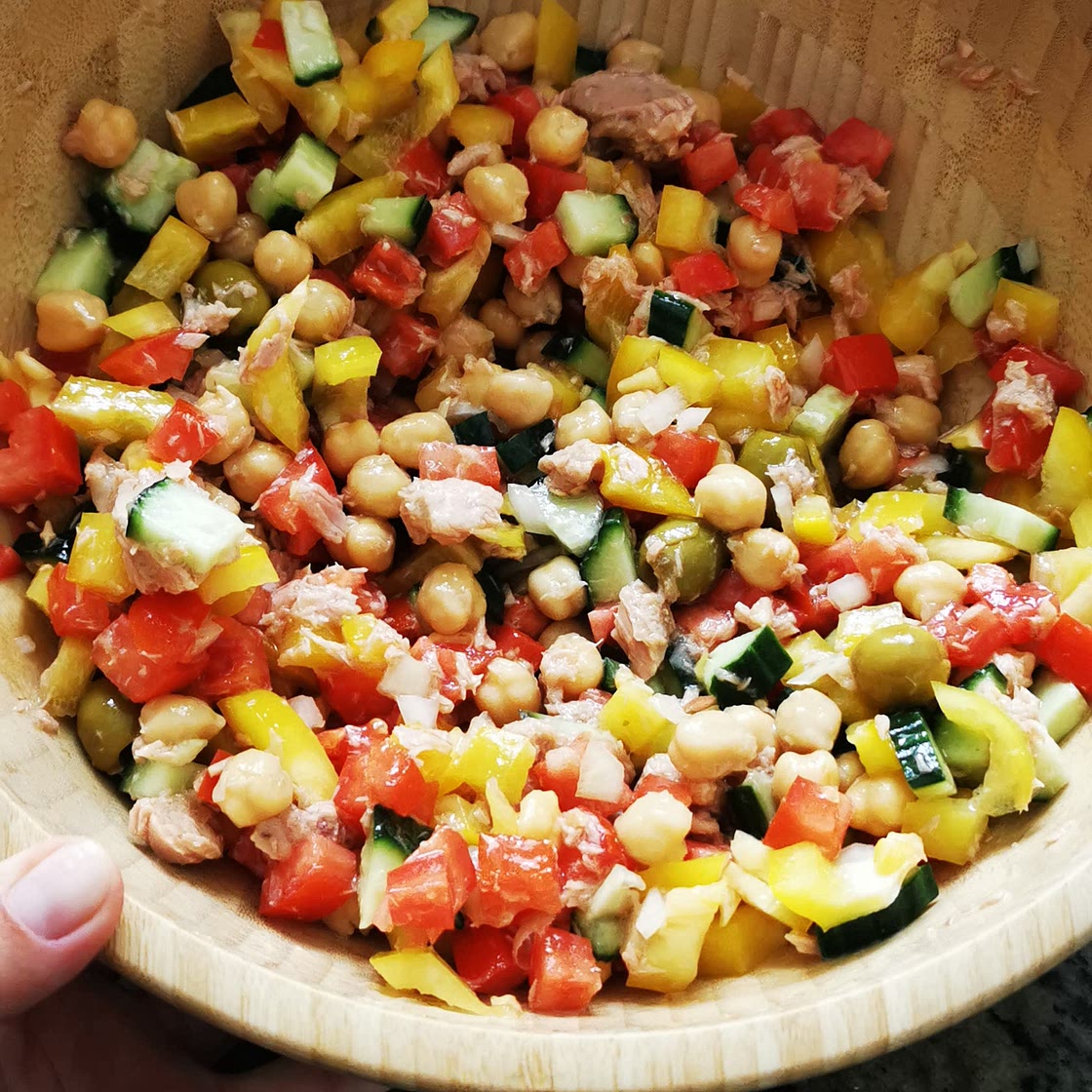 Салат «тунец-нут-овощи-оливки» + хлеб