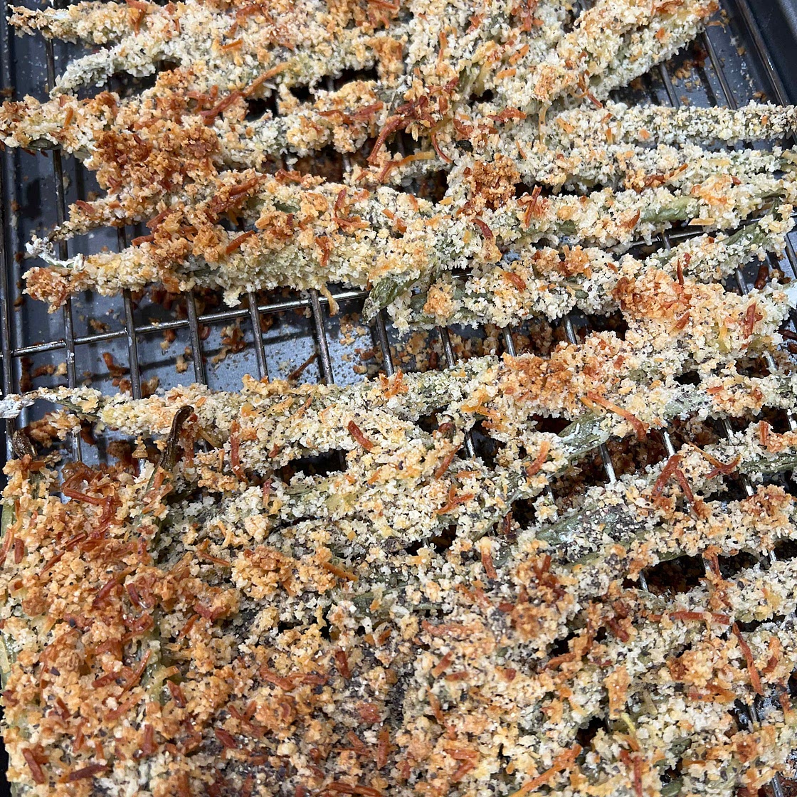 Air Fryer Garlic and Parm Green Bean Fries