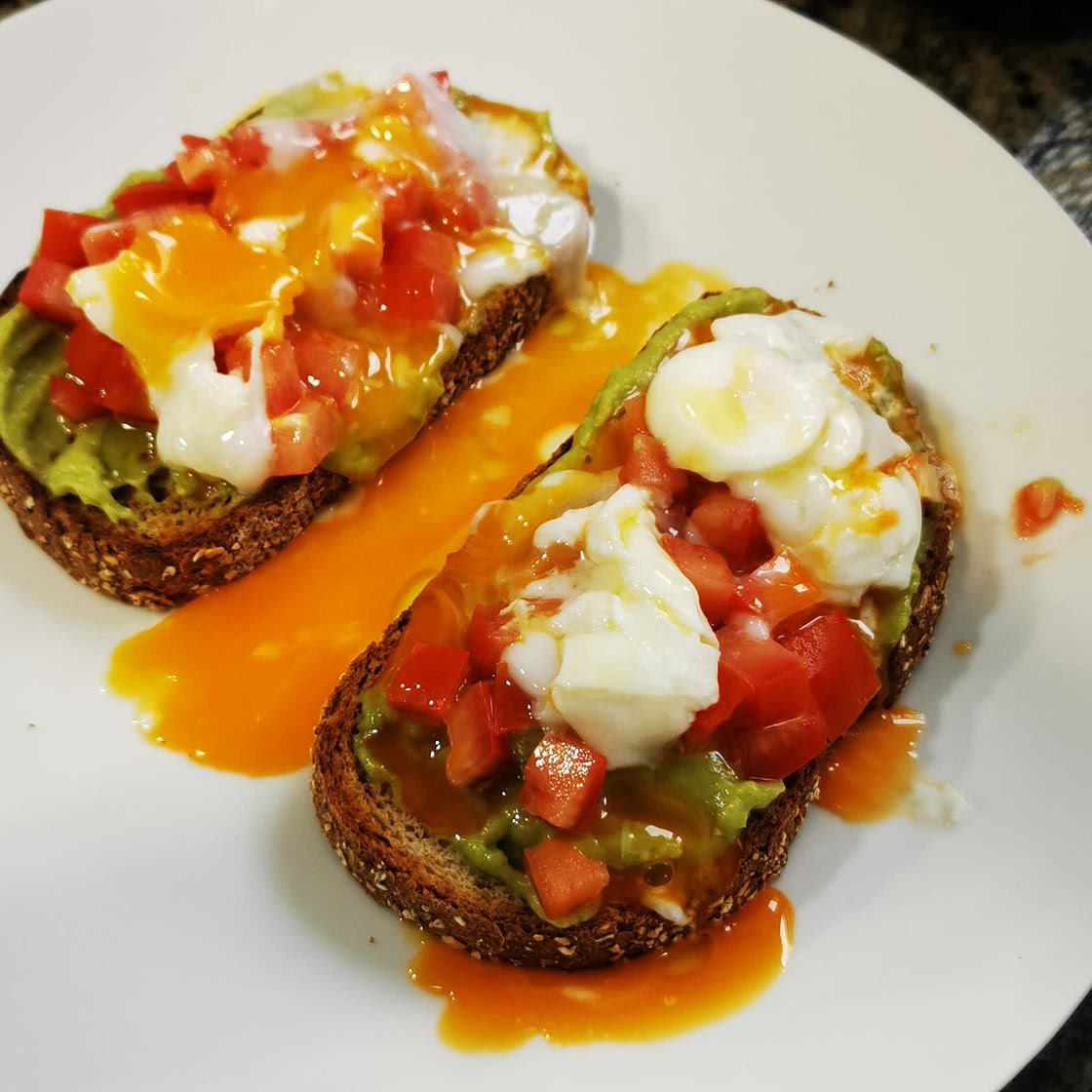 Тостада с авокадо, яйцом и томатом