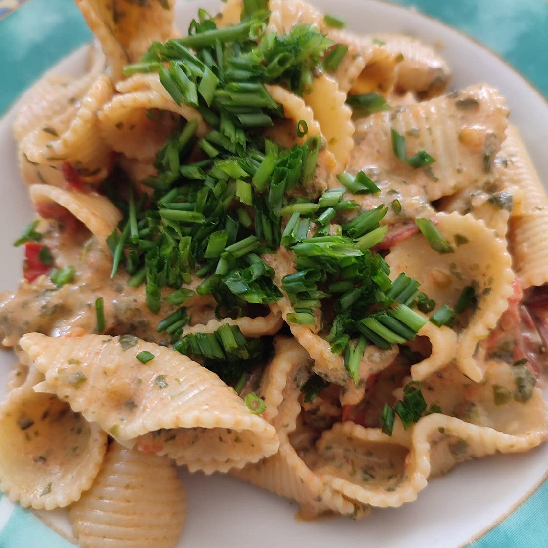 Pasta mit Rahmspinat-Frischkäse-Sauce und Tomaten
