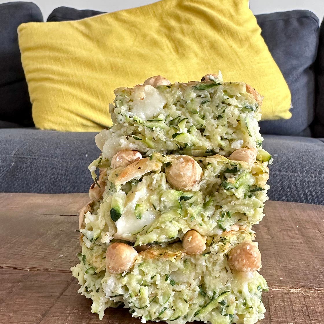 BROWNIE SALÉ COURGETTE, CHÈVRE & NOISETTES 