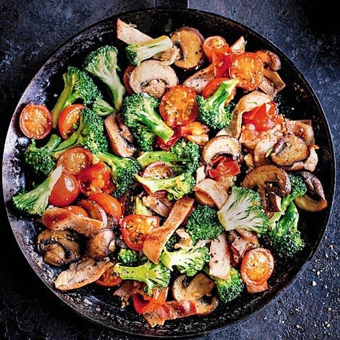 BACON, BROCCOLI, TOMATO AND MUSHROOM FRY-UP
