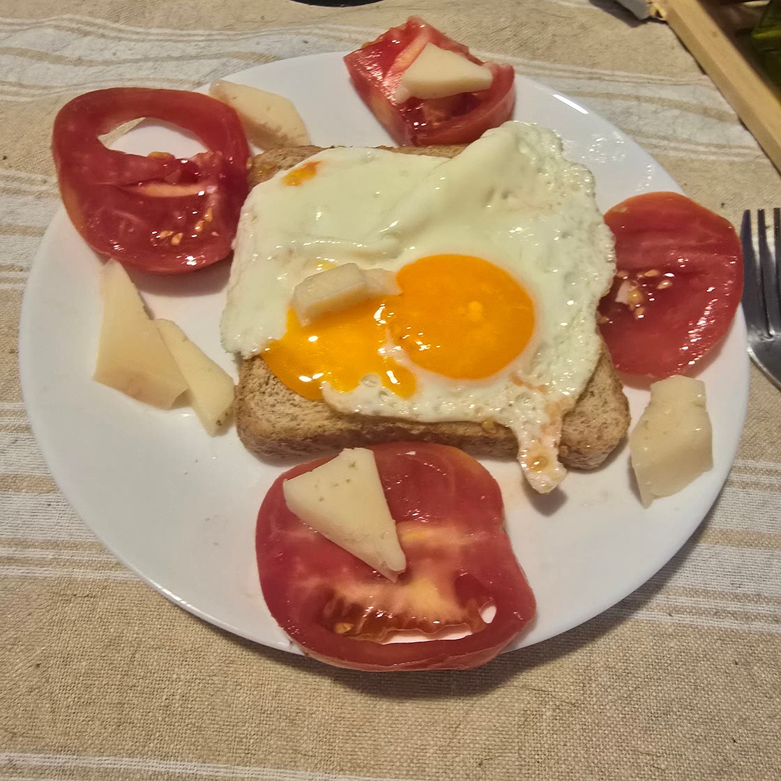 Tostada integral con huevo, tomate y queso