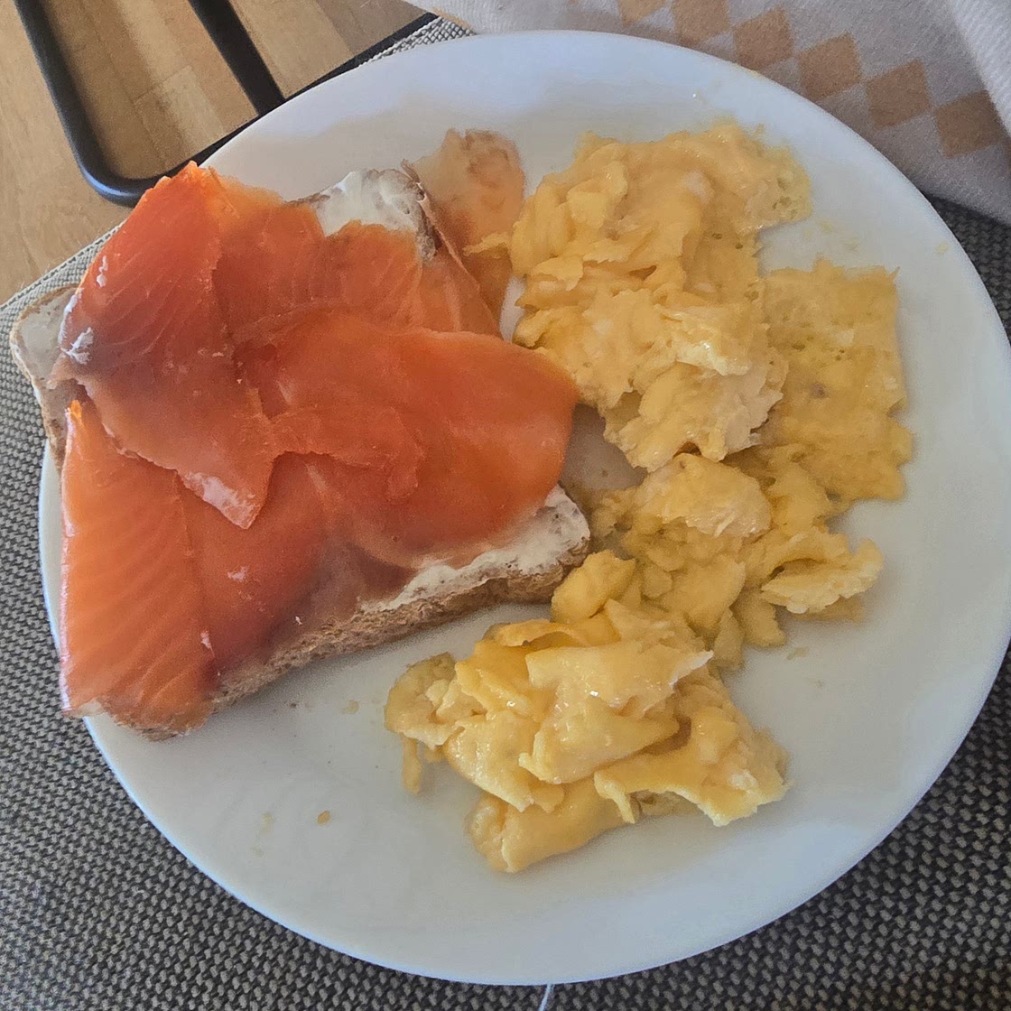 Tostada integral con queso light, trucha ahumada y huevos revueltos.