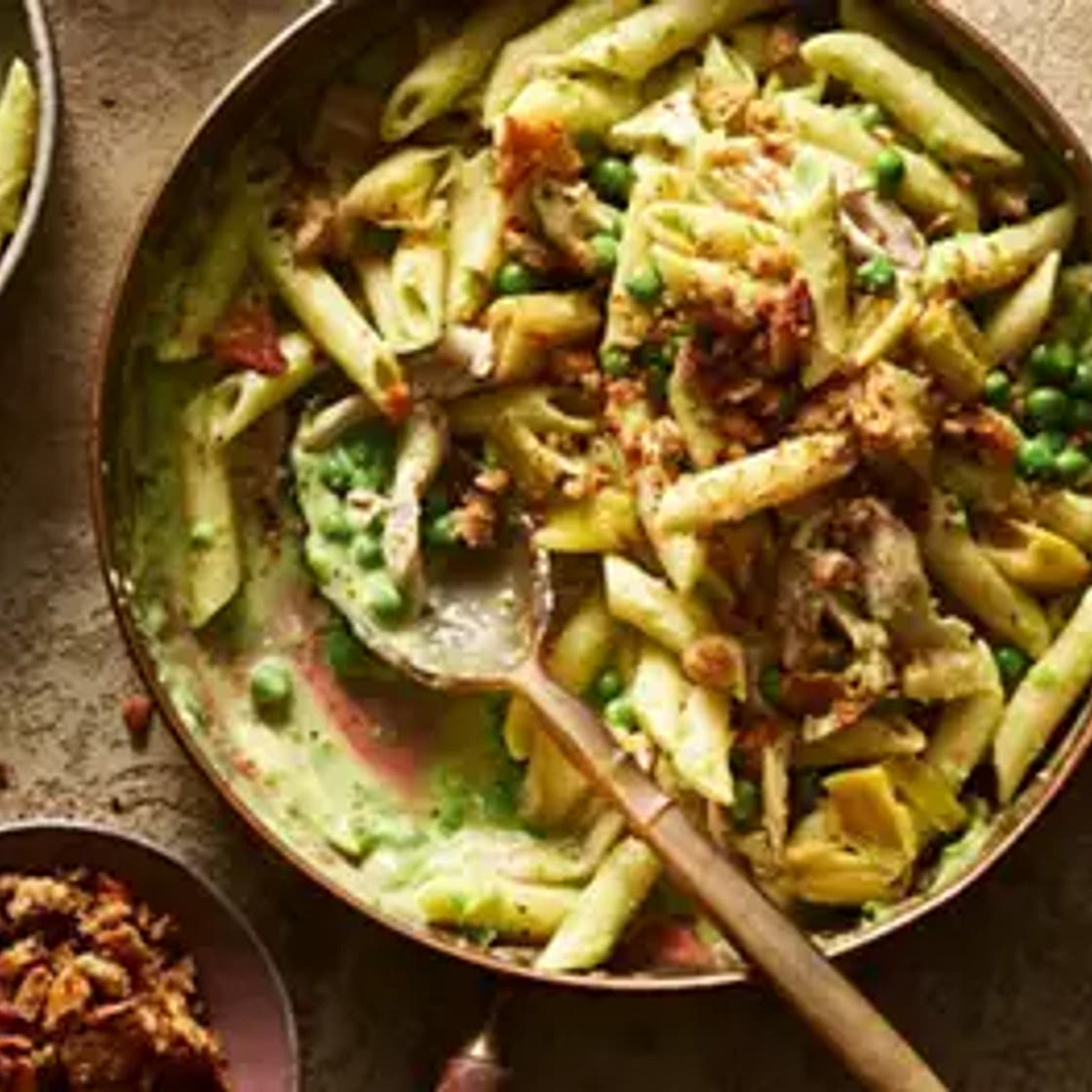 Cheesy leek, chicken & pea pasta with chicken crumbs