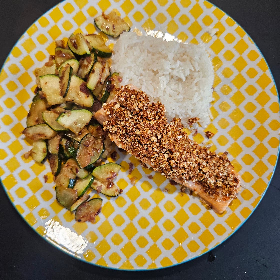 Saumon croustillant aux flocons d’avoine et graines de sésame, courgettes sautées et riz basmati
