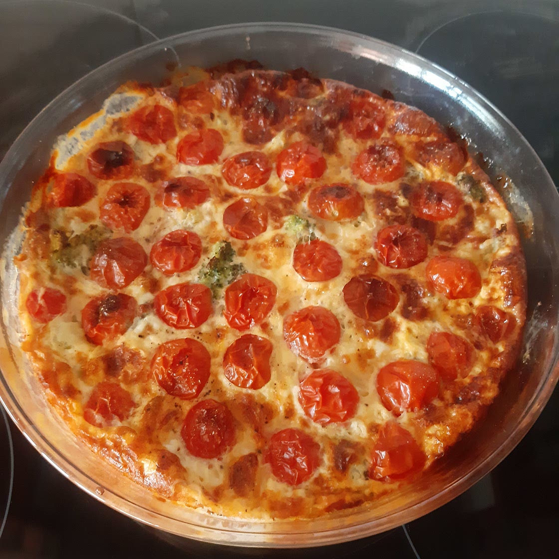 Pastel de brocoli y tomates cherry