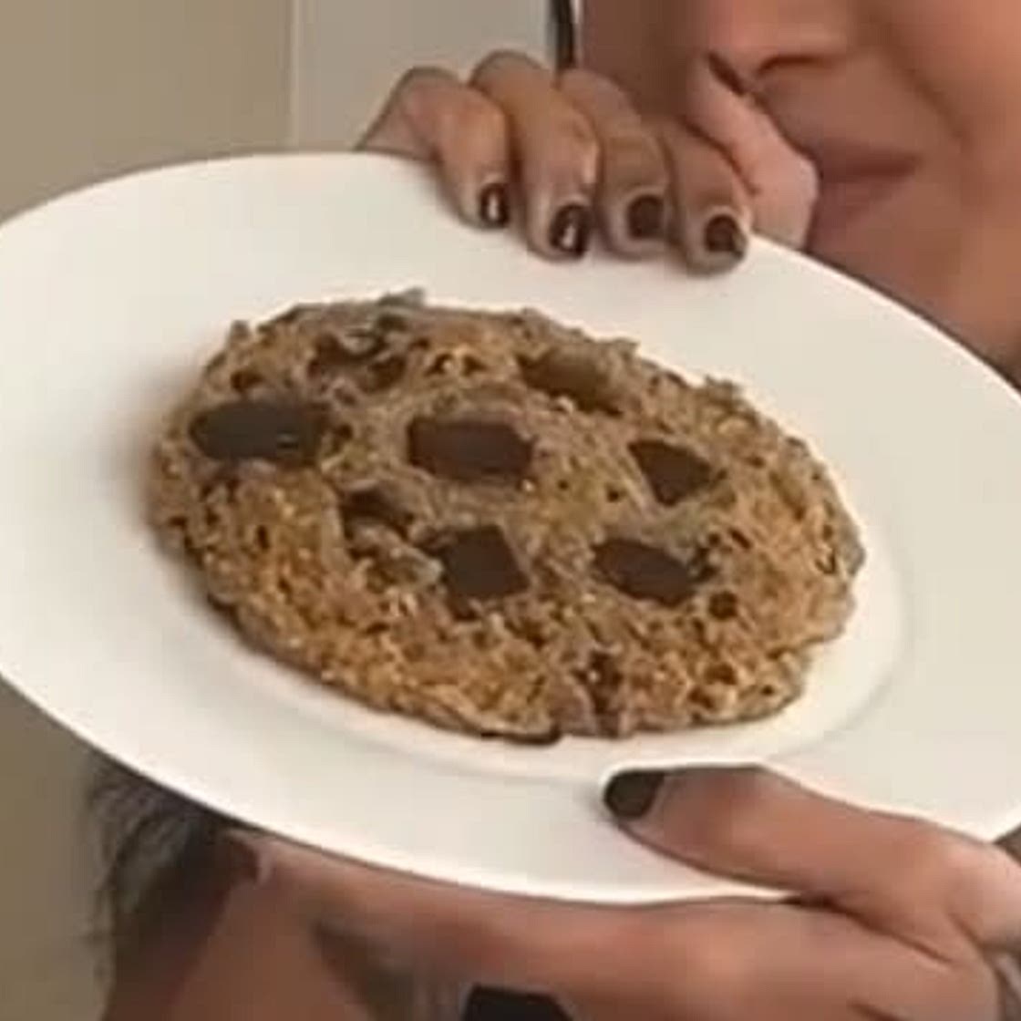 Giant Chocolate Chips Cookie
