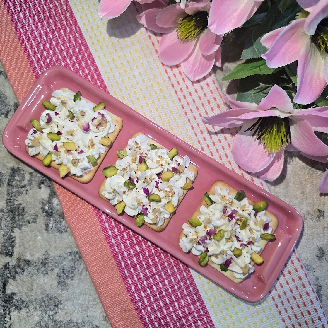 Crackers and cream cheese finger foods 😋
