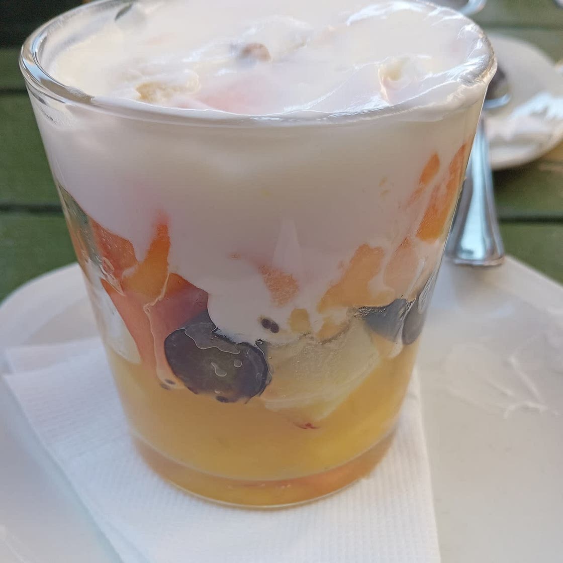 Fruit salad with yogurt
